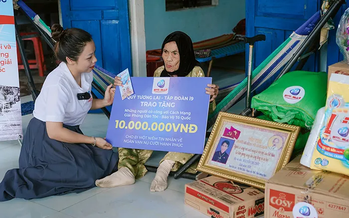 Nhân viên hỗ trợ đang giúp đỡ người chơi về game đổi thưởng uy tín